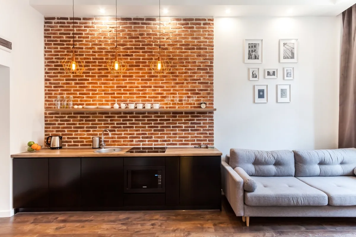 Salon z kanapą i kuchnią