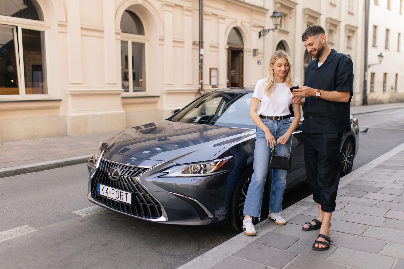 Lexus na krakowskiej ulicy